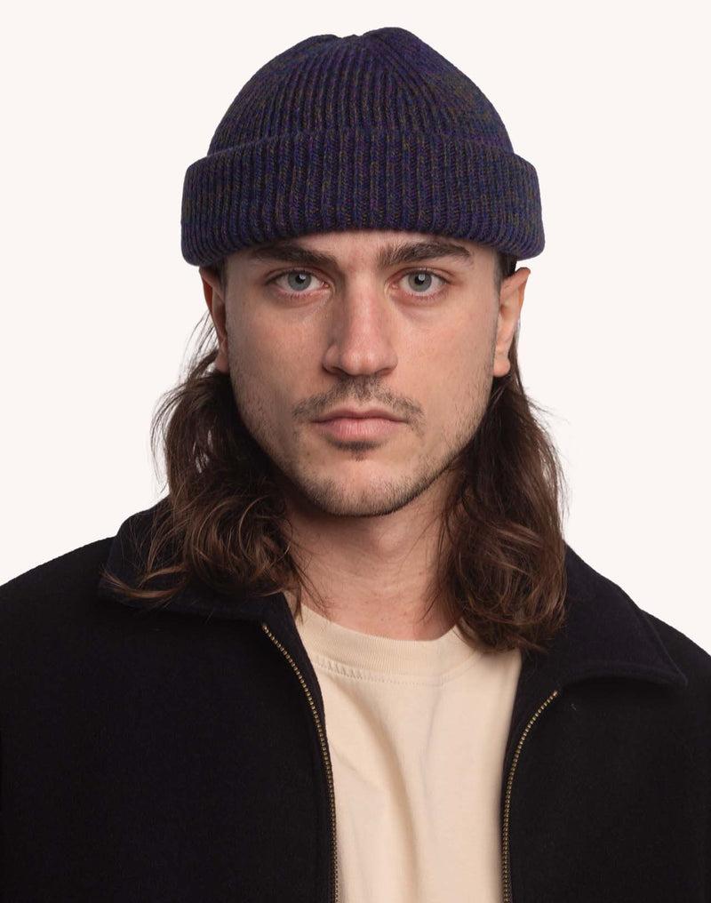 Model trägt das OLOW Falco Merinowoll-Beanie in meliertem Marineblau – Vorderansicht